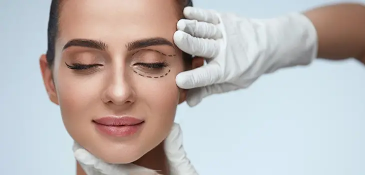 beautiful woman smiling thanks to contours rx
